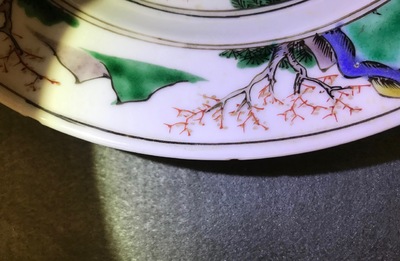 Deux assiettes en porcelaine de Chine bleu et blanc et famille verte, Kangxi