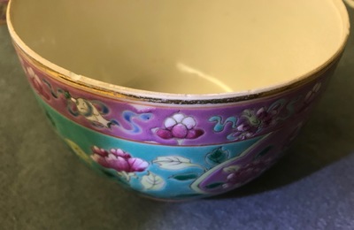 Une collection de tasses et soucoupes et un vase en porcelaine de Chine pour le march&eacute; Peranakan ou Straits, 19&egrave;me
