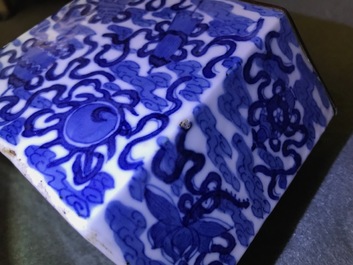 Een Chinese blauwwitte 'Bleu de Hue' altaarstand voor de Vietnamese markt, 19e eeuw
