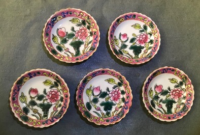 Une collection de tasses et soucoupes et un vase en porcelaine de Chine pour le march&eacute; Peranakan ou Straits, 19&egrave;me