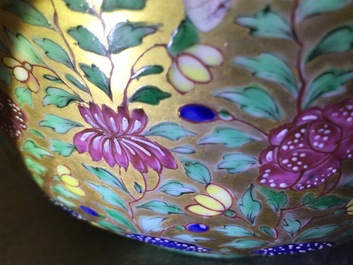 Een grote Chinese Bencharong kom voor de Thaise markt, 19e eeuw