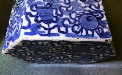 Een Chinese blauwwitte 'Bleu de Hue' altaarstand voor de Vietnamese markt, 19e eeuw