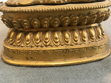 Un groupe de Manjusri et Prajnaparamita en bronze dor&eacute; &agrave; inscription, Tibet, 17/18&egrave;me