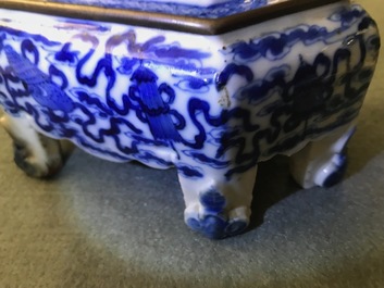 Een Chinese blauwwitte 'Bleu de Hue' altaarstand voor de Vietnamese markt, 19e eeuw