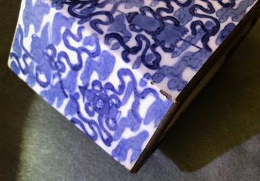 Een Chinese blauwwitte 'Bleu de Hue' altaarstand voor de Vietnamese markt, 19e eeuw