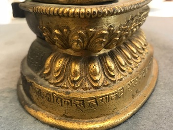 Un groupe de Manjusri et Prajnaparamita en bronze dor&eacute; &agrave; inscription, Tibet, 17/18&egrave;me