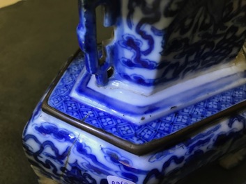 Een Chinese blauwwitte 'Bleu de Hue' altaarstand voor de Vietnamese markt, 19e eeuw