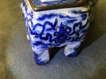 Een Chinese blauwwitte 'Bleu de Hue' altaarstand voor de Vietnamese markt, 19e eeuw