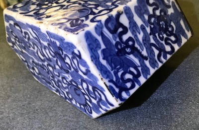 Een Chinese blauwwitte 'Bleu de Hue' altaarstand voor de Vietnamese markt, 19e eeuw