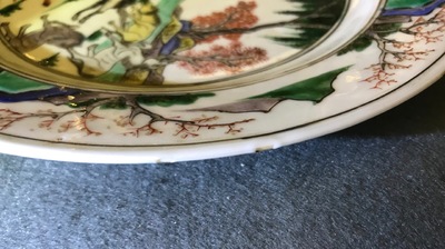 Deux assiettes en porcelaine de Chine bleu et blanc et famille verte, Kangxi