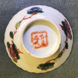 Une collection de tasses et soucoupes et un vase en porcelaine de Chine pour le march&eacute; Peranakan ou Straits, 19&egrave;me