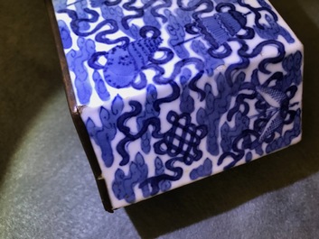 Een Chinese blauwwitte 'Bleu de Hue' altaarstand voor de Vietnamese markt, 19e eeuw