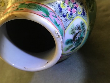 Une collection de tasses et soucoupes et un vase en porcelaine de Chine pour le march&eacute; Peranakan ou Straits, 19&egrave;me