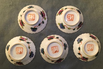 Une collection de tasses et soucoupes et un vase en porcelaine de Chine pour le march&eacute; Peranakan ou Straits, 19&egrave;me