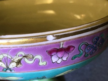 Une collection de tasses et soucoupes et un vase en porcelaine de Chine pour le march&eacute; Peranakan ou Straits, 19&egrave;me