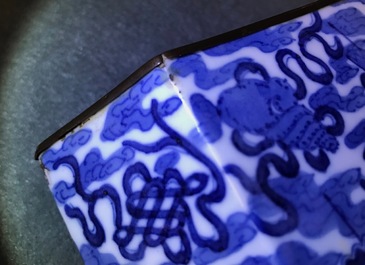 Een Chinese blauwwitte 'Bleu de Hue' altaarstand voor de Vietnamese markt, 19e eeuw