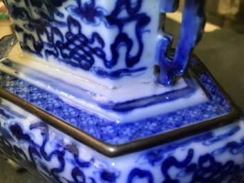 Een Chinese blauwwitte 'Bleu de Hue' altaarstand voor de Vietnamese markt, 19e eeuw