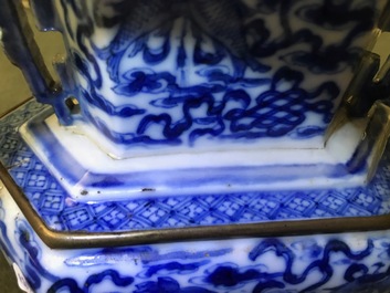 Een Chinese blauwwitte 'Bleu de Hue' altaarstand voor de Vietnamese markt, 19e eeuw