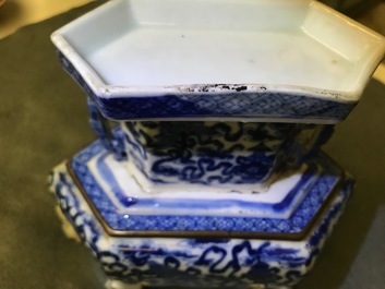 Een Chinese blauwwitte 'Bleu de Hue' altaarstand voor de Vietnamese markt, 19e eeuw