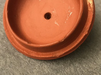 Een Chinese Yixing steengoed theepot met reli&euml;fdecor van draken, Kangxi