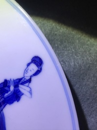 Un bol couvert sur pr&eacute;sentoir en porcelaine de Chine bleu et blanc, marque de Chenghua, Kangxi