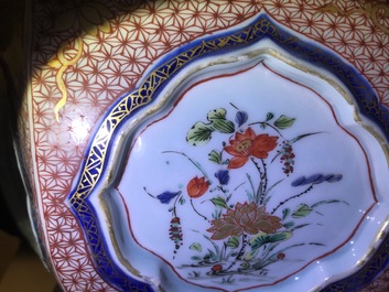 Une paire de jardini&egrave;res de forme hexagonale en porcelaine de Chine famille verte, Kangxi/Yongzheng