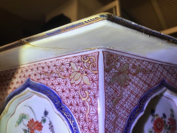 Une paire de jardini&egrave;res de forme hexagonale en porcelaine de Chine famille verte, Kangxi/Yongzheng