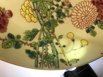 Une assiette en porcelaine de Chine famille rose, anc. coll. Auguste le Fort, Yongzheng