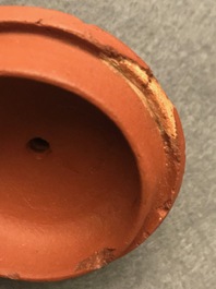 Een Chinese Yixing steengoed theepot met reli&euml;fdecor van draken, Kangxi