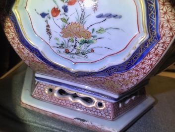 Une paire de jardini&egrave;res de forme hexagonale en porcelaine de Chine famille verte, Kangxi/Yongzheng