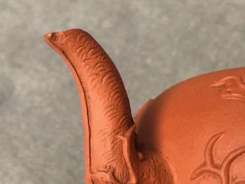 Een Chinese Yixing steengoed theepot met reli&euml;fdecor van draken, Kangxi