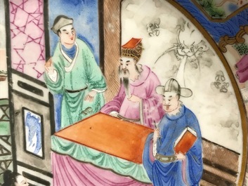 Une paire de tasses et soucoupes en porcelaine de Chine famille rose de Canton, dat&eacute;es 1831