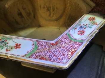 Une paire de jardini&egrave;res de forme hexagonale en porcelaine de Chine famille verte, Kangxi/Yongzheng