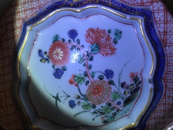 Une paire de jardini&egrave;res de forme hexagonale en porcelaine de Chine famille verte, Kangxi/Yongzheng