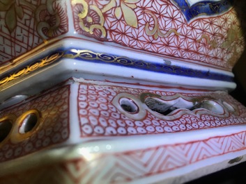 Une paire de jardini&egrave;res de forme hexagonale en porcelaine de Chine famille verte, Kangxi/Yongzheng