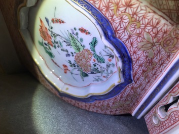 Une paire de jardini&egrave;res de forme hexagonale en porcelaine de Chine famille verte, Kangxi/Yongzheng