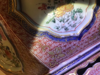 Une paire de jardini&egrave;res de forme hexagonale en porcelaine de Chine famille verte, Kangxi/Yongzheng