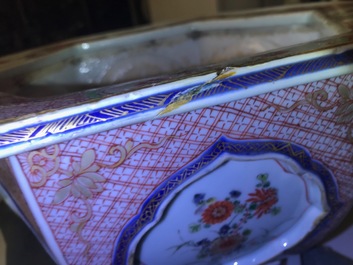 Une paire de jardini&egrave;res de forme hexagonale en porcelaine de Chine famille verte, Kangxi/Yongzheng