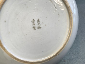 Une paire de tasses et soucoupes en porcelaine de Chine famille rose de Canton, dat&eacute;es 1831