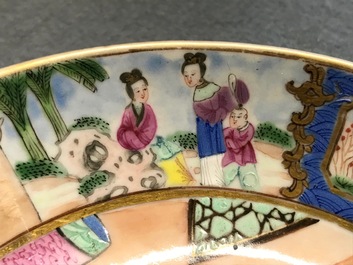 Une paire de tasses et soucoupes en porcelaine de Chine famille rose de Canton, dat&eacute;es 1831