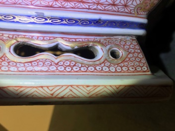 Une paire de jardini&egrave;res de forme hexagonale en porcelaine de Chine famille verte, Kangxi/Yongzheng