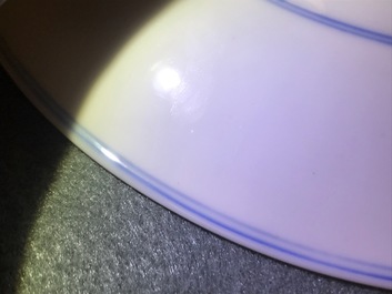 Un bol couvert sur pr&eacute;sentoir en porcelaine de Chine bleu et blanc, marque de Chenghua, Kangxi