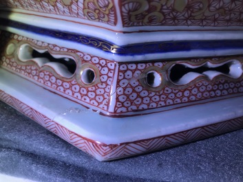 Une paire de jardini&egrave;res de forme hexagonale en porcelaine de Chine famille verte, Kangxi/Yongzheng