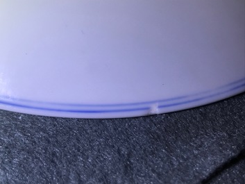 Un bol couvert sur pr&eacute;sentoir en porcelaine de Chine bleu et blanc, marque de Chenghua, Kangxi