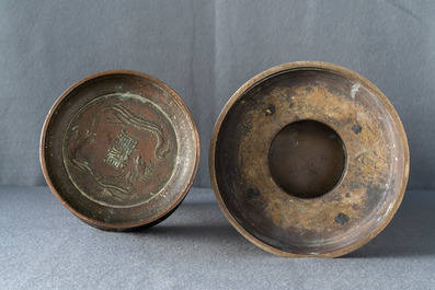 Deux vases en bronze, Chine, 19&egrave;me