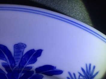 Un bol couvert sur pr&eacute;sentoir en porcelaine de Chine bleu et blanc, marque de Chenghua, Kangxi