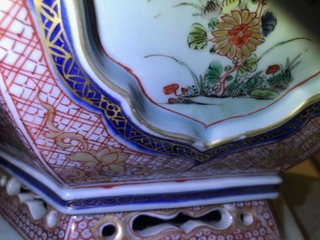 Une paire de jardini&egrave;res de forme hexagonale en porcelaine de Chine famille verte, Kangxi/Yongzheng