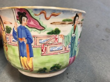 Une paire de tasses et soucoupes en porcelaine de Chine famille rose de Canton, dat&eacute;es 1831