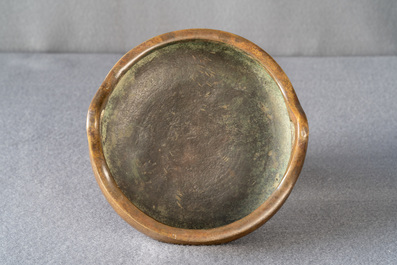 Un br&ucirc;le-parfum tripod en bronze, marque de Xuande, Chine, 19&egrave;me