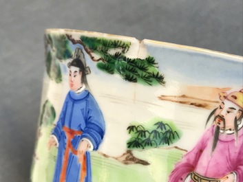 Une paire de tasses et soucoupes en porcelaine de Chine famille rose de Canton, dat&eacute;es 1831